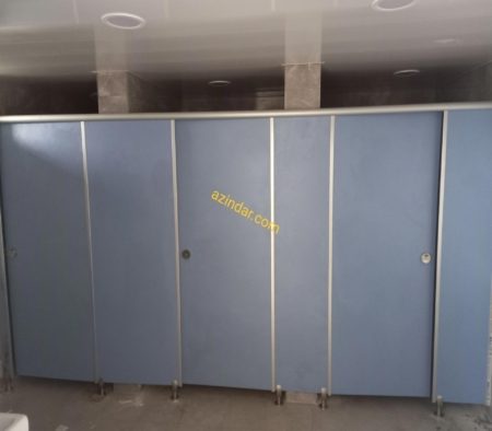 درب سرویس بهداشتی HPL با رنگ آبی ملایم