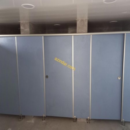 درب سرویس بهداشتی HPL با رنگ آبی ملایم